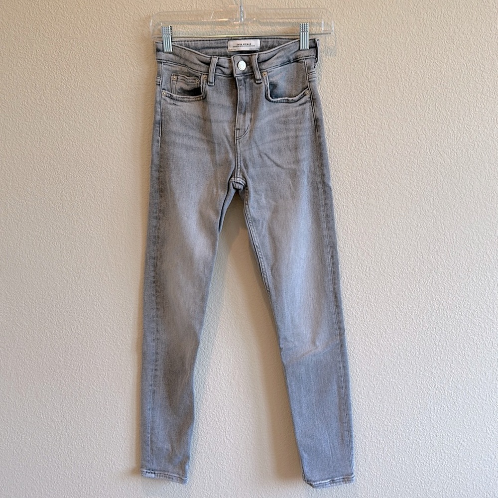 Zara high-waisted skinny jeans in light gray wash, size USA 4